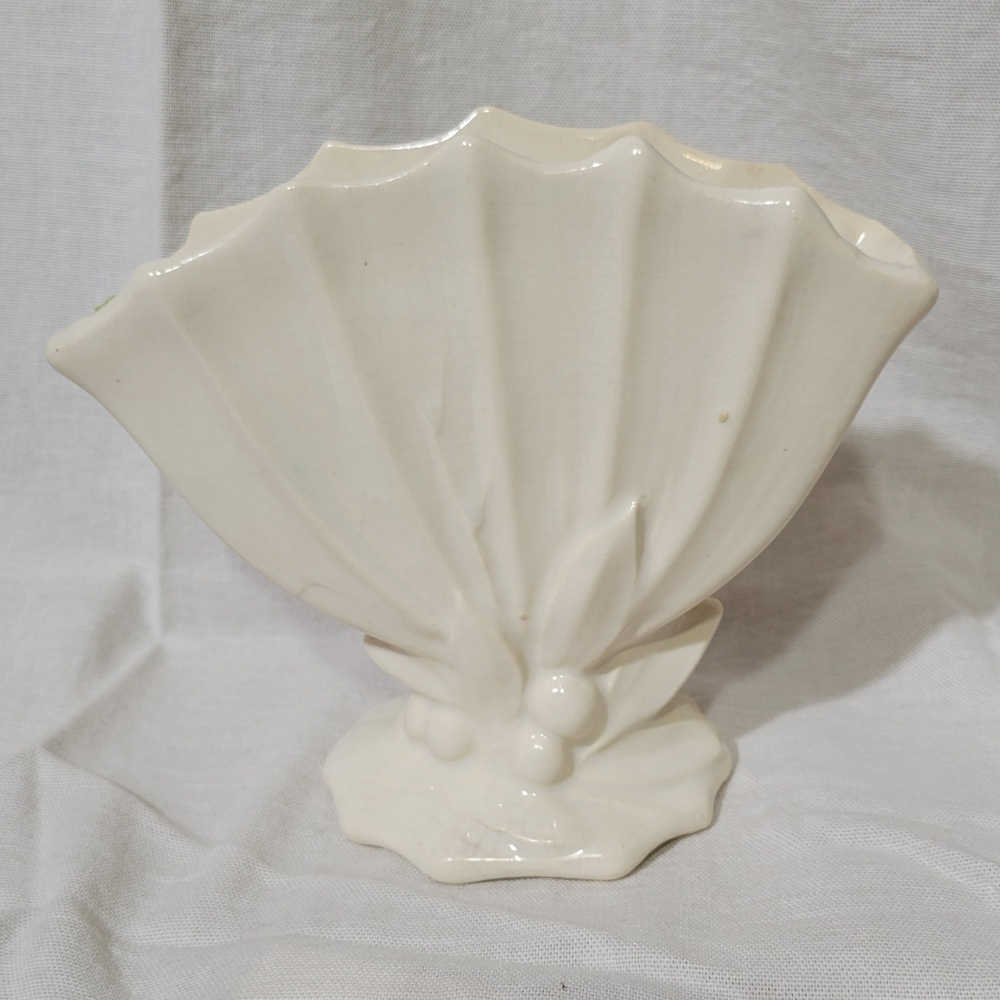 Vintage Original McCoy | USA - Leaves & Berries Fan Vase - Cream